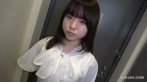 室内 · 站立 · 面部特写 · 凝视 · 冷静 · 黑发 · 白色蝴蝶结衬衫