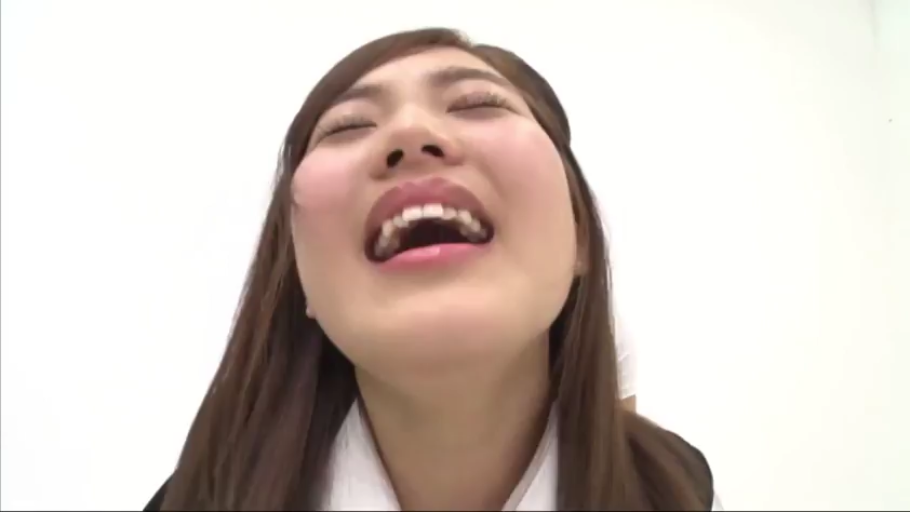 脸部特写 · 白色衬衫 · 仰头 · 白色背景