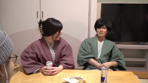 室内 · 坐姿 · 中景 · 聊天 · 多人 · 笑容 · 浴衣 · 饮料罐