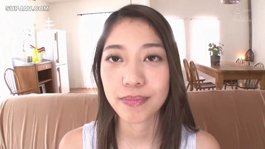 座り姿勢 · 顔部のクローズアップ · ソファ · 微笑 · リビング · 注视镜头 · 蓝白格纹上衣