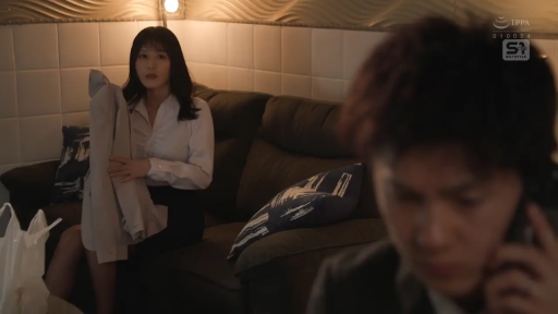 室内 · 坐姿 · 中景 · 职业装 · 观望 · 疑惑