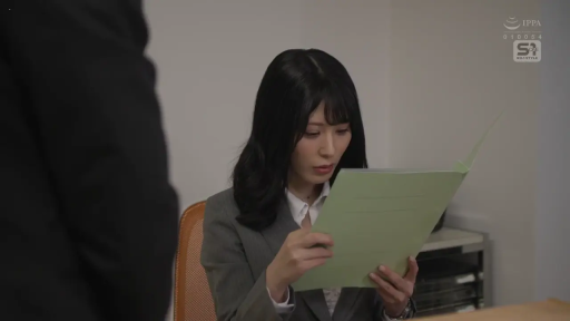 坐姿 · 严肃 · 办公室 · 半身 · 职业装 · 文件夹 · OL · 看文件