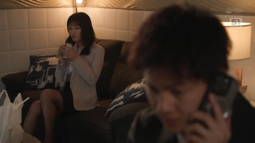 室内 · 坐姿 · 全身 · 平静 · 剧情 · OL套装 · 易拉罐 · 喝饮料