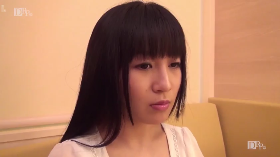 室内 · 脸部特写 · 平静 · 白色上衣 · 注视 · 正面 · 黑发