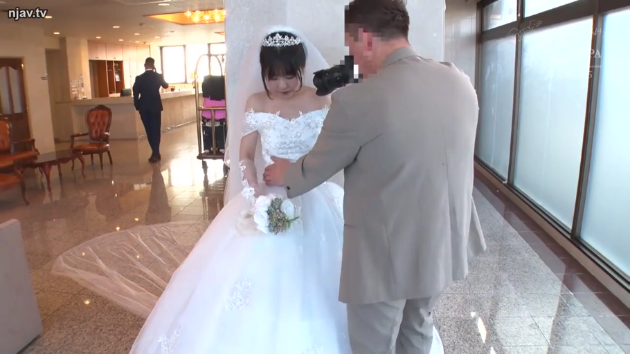 全身 · 角色扮演 · 羞涩 · 站姿 · 拍摄 · 婚纱 · 捧花 · 酒店大厅