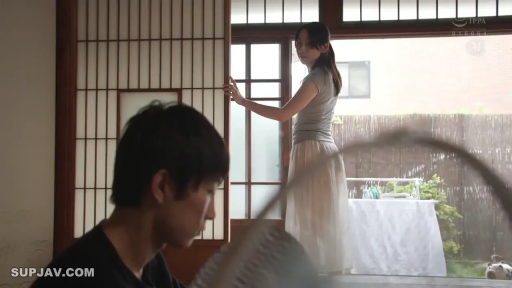 站立 · 障子门 · 和室 · 平静 · 否 · 灰色短袖与白色长裙 · 拉门回头 · 前景男人背影