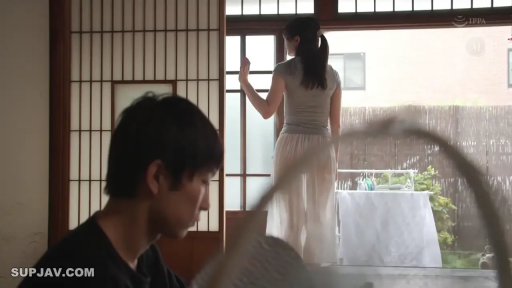 室内 · 站立 · 障子门 · 全景 · 平静 · 休闲装 · 和式房间 · 张望