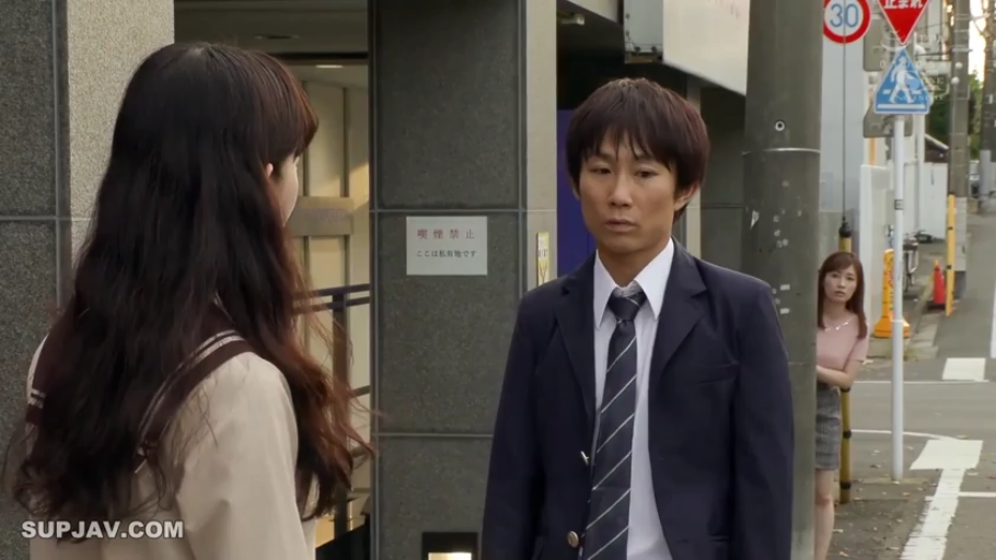 真剣 · 制服 · 站立 · 字幕 · いいえ · 对视 · 屋外 · 电线杆