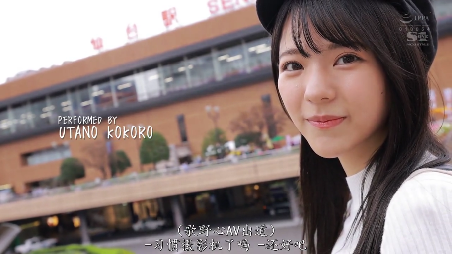 坐姿 · 中景 · 灯具 · 微笑 · 中文字幕 · 谈话 · 摄影棚 · 黑色浴袍