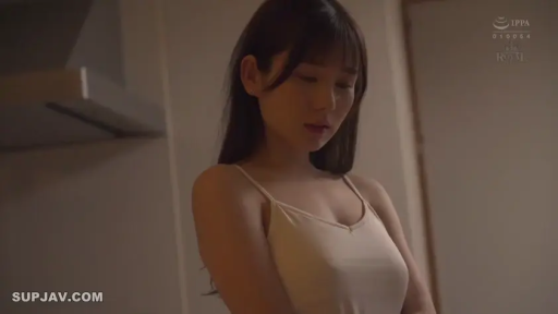 室內 · 憂鬱 · 站立 · 半身 · 柔光 · 低头沉思 · 米色吊带