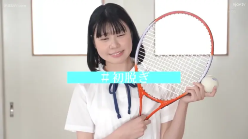 室内 · 白衬衫 · 上半身 · 站立 · 持拍 · 微笑 · 运动 · 网球