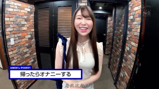 站立 · 微笑 · 半身 · 长发 · 说话 · 室内走廊 · 白色蕾丝裙