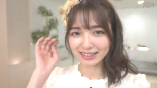 室内 · 脸部特写 · 白色蕾丝上衣 · 正面 · 挥手 · 日本AV · 甜美笑容 · 花卉发饰