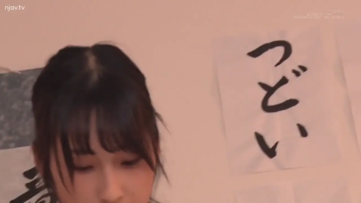 室内 · 面部 · 字幕 · 微笑 · 交流 · 居家服 · 侧向