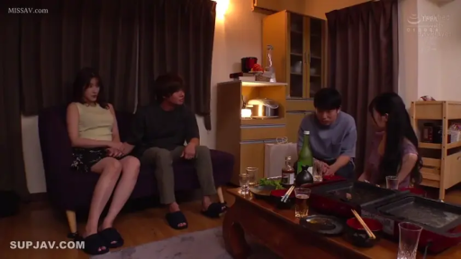 座り姿勢 · 全景 · 自然 · リビング · カジュアルウェア · 剧情向 · 聚餐 · 火鍋