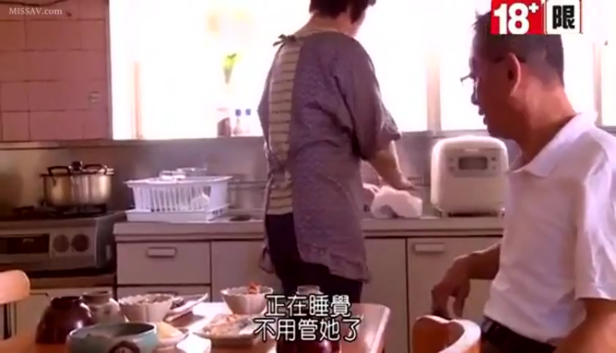 站立 · 自然 · 厨房 · 熟女 · 餐具 · 围裙 · 家务