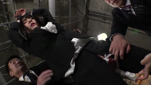 中景 · 苦痛 · 鎖鏈 · 地下室 · 被束缚 · 黑西装白衬衫 · 悬吊站姿 · 捆绑题材