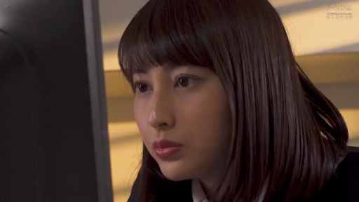 坐姿 · 严肃 · 办公室 · 面部特写 · 电脑显示器 · 职业装 · 凝视 · OL