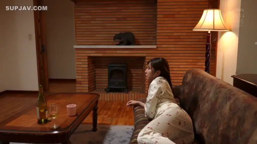 平静 · Living room · 居家 · Side-lying · 酒具 · 休息 · 环境 · 印花睡衣