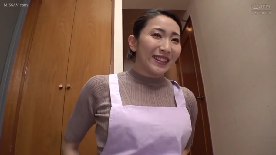 走廊 · 站立 · 中景 · 微笑 · 围裙 · 开朗 · 家政