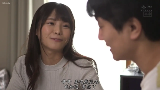 室内 · 坐姿 · 字幕 · 中景 · 交流 · 温柔微笑 · 白色高领针织衫