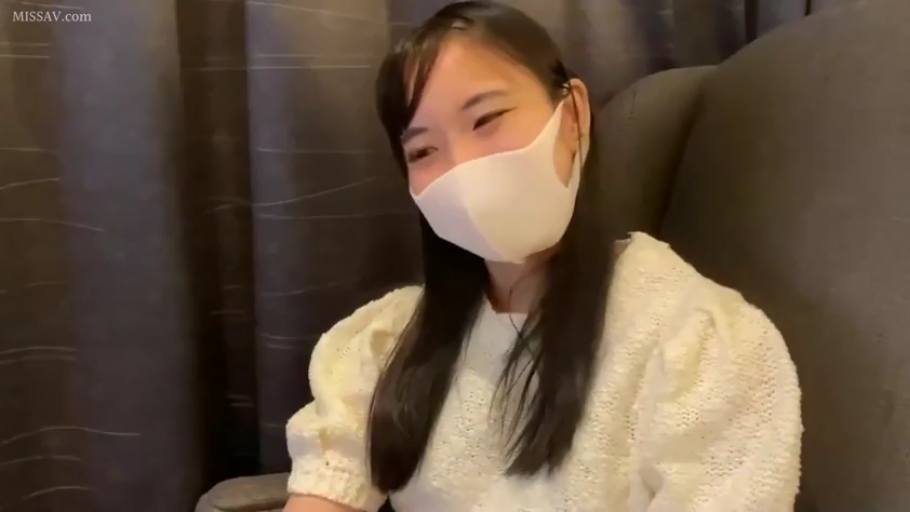 坐姿 · 自然 · 上半身 · 灰色T恤 · 麦克风 · 直播间 · 直播 · 屏幕弹幕