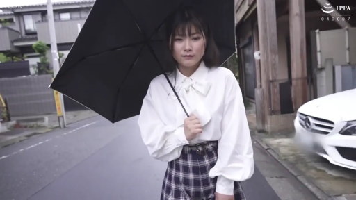 站姿 · 平静 · 格子裙 · 半身 · 长发 · 户外街道 · 雨伞 · 打伞