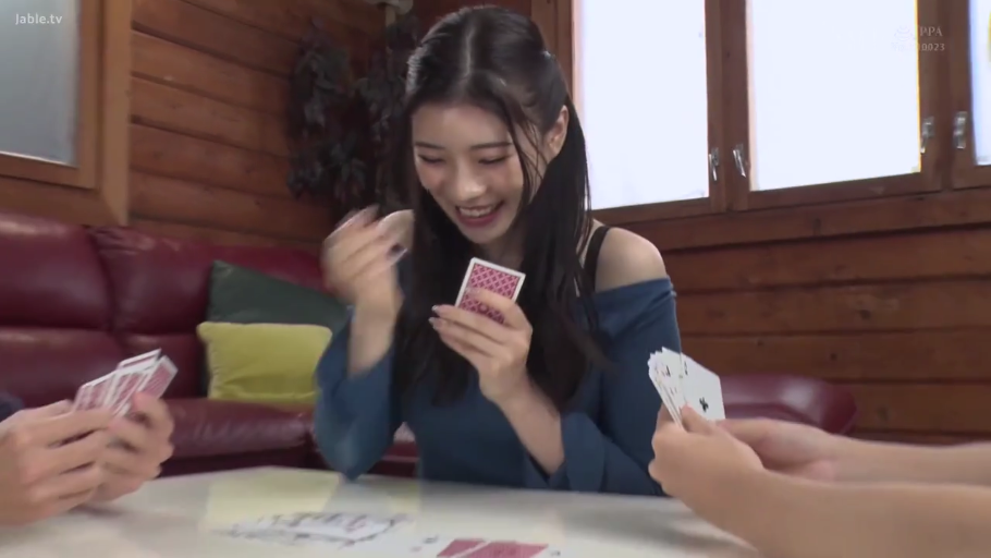 坐姿 · 蓝色露肩上衣 · 半身特写 · 笑容 · 长发 · 室内客厅 · 扑克牌 · 玩扑克牌