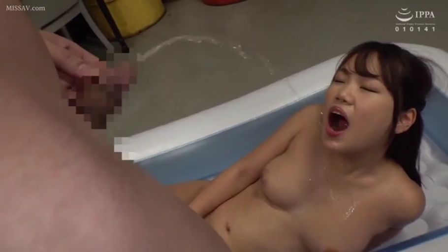 室内 · 全裸 · 张口 · 仰卧 · 第一人称视角 · 上半身 · 黄金浴 · 充气浴池