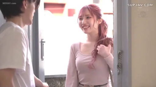 会話 · 站立 · 微笑 · 半身特写 · ショルダーバッグ · 门口 · 长袖上衣