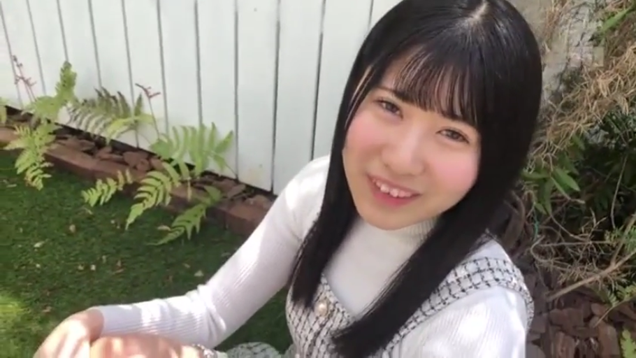 甜美 · 清纯 · 户外 · 蹲坐 · 对镜微笑 · 栅栏 · 白色高领