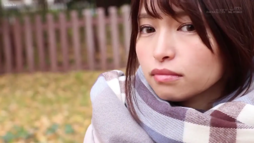 忧郁 · 脸部 · 站立 · 注视 · 户外 · 背景虚化 · 围巾