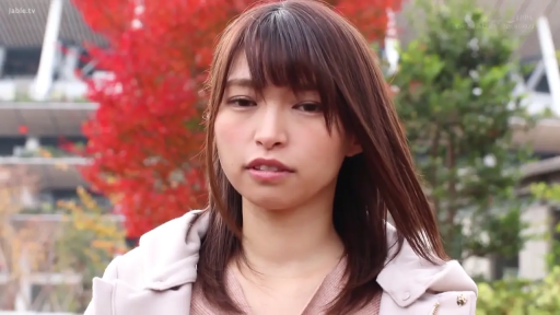 Close-up of the face · Stand · 平静 · Gaze · Outdoor · 长发 · 浅色外套