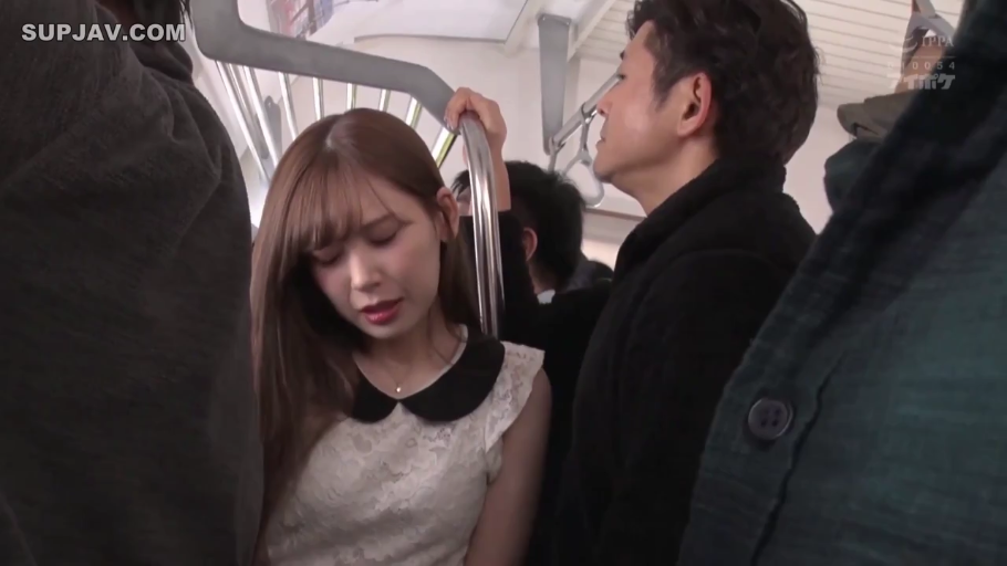 站立 · 面部特写 · 电车 · 蕾丝裙