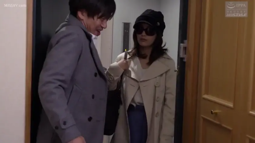 全身 · 站姿 · 走廊 · 交流 · 冷淡 · 风衣 · 帽子 · 墨镜