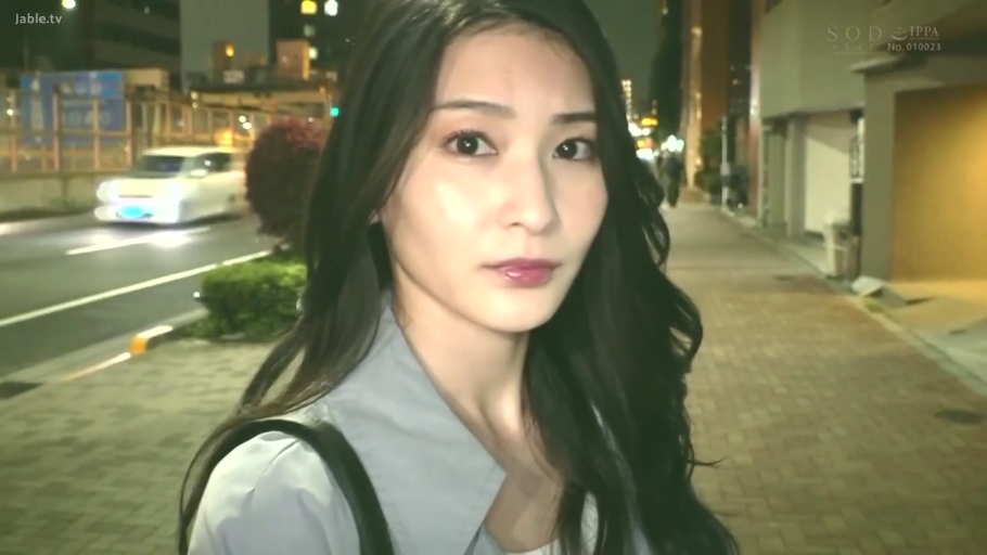 Stand · 面部特写 · bland · 注视镜头 · Night view · One-shoulder bag · 灰色风衣 · 夜晚室外街道