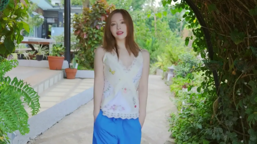 站立 · 盆栽 · 自然 · 散步 · 吊带衫 · 花园 · 休闲