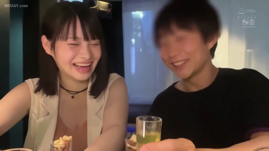 坐姿 · 面部 · 酒杯 · 休闲服 · 大笑 · 室内酒吧 · 饮酒聊天