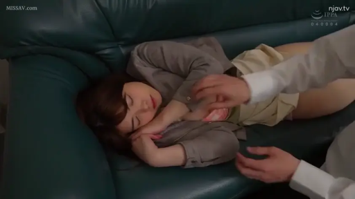 闭眼 · 沙发 · 沙发 · 侧卧 · 近景特写 · 灰色外套与短裙 · 睡眠 · 露出粉色内衣