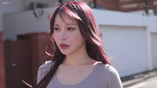 忧郁 · 站立 · 头部特写 · 背包 · 户外街道 · 漫步 · 灰色紧身上衣 · 紫红色长发