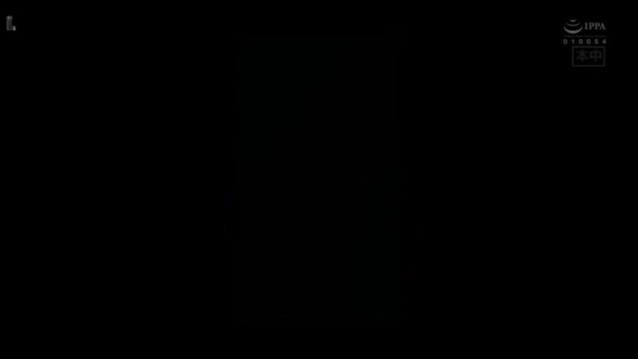 室内 · 脸部特写 · 平静 · 电脑 · 正坐 · 访谈 · 灰色毛衣 · 视频通话
