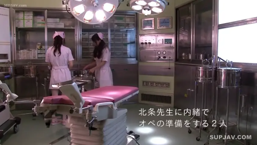 护士服 · 专注 · 角色扮演 · 站立 · 全景 · 手术室 · 手术床 · 准备器材