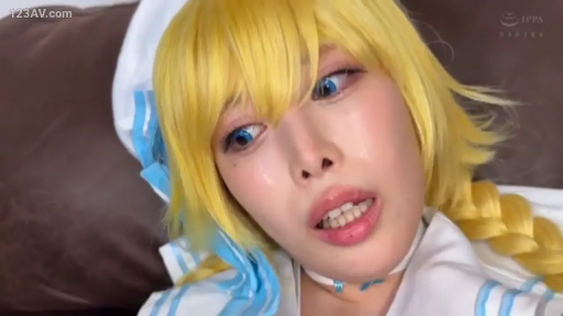 室内 · 角色扮演 · 喘息 · 特写 · 痛苦 · 卧姿 · Cosplay服饰 · 金发假发