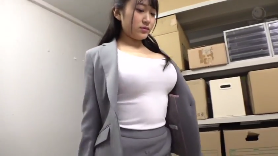 忧郁 · 胸部特写 · 站立 · 巨乳 · 职业装 · 纸箱 · 凝视 · 仓库