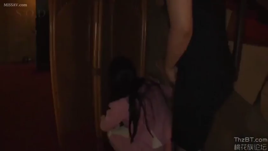 室内 · 蹲姿 · 全景 · 剧情 · 模糊 · 睡衣 · 衣柜 · 躲藏