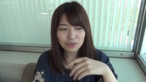 自然 · 面部特写 · 访谈 · 窗边 · 百叶窗 · 抬手 · 印花雪纺衫 · 日常系