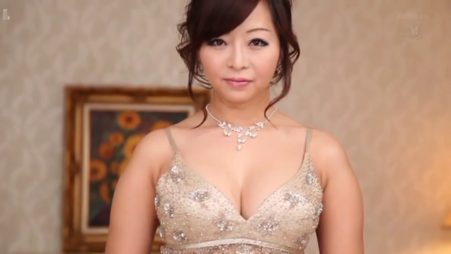 展示 · 微笑 · 半身 · 手提包 · 户外 · 生活化 · 站立撩发 · 粉色透视衫