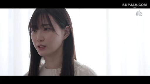 室内 · 单人 · 站姿 · 平静 · 面部特写 · 白色上衣 · 注视