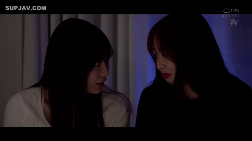 专注 · 对视 · 对坐 · 双人特写 · 暗光室内 · 居家常服 · 蓝调氛围