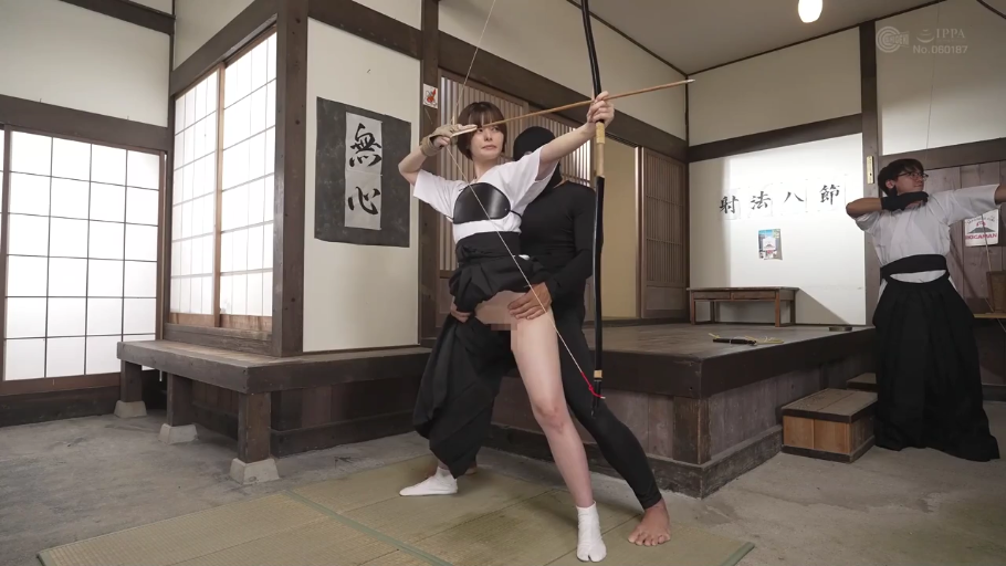 严肃 · 全身 · 角色扮演 · 摸阴 · 弓道服 · 弓道场 · 和弓 · 射箭姿势